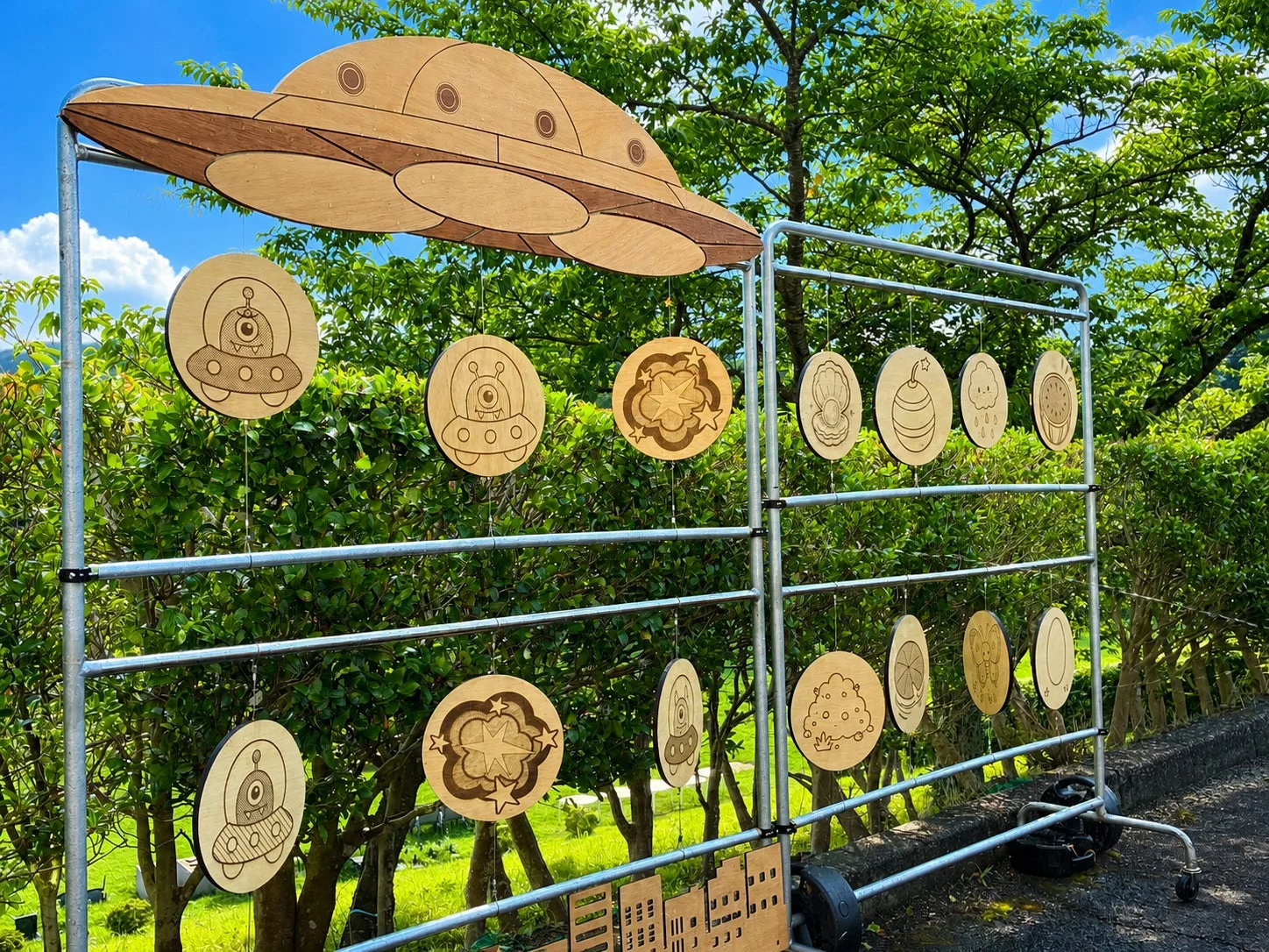 UFOと宇宙人の木製オブジェ