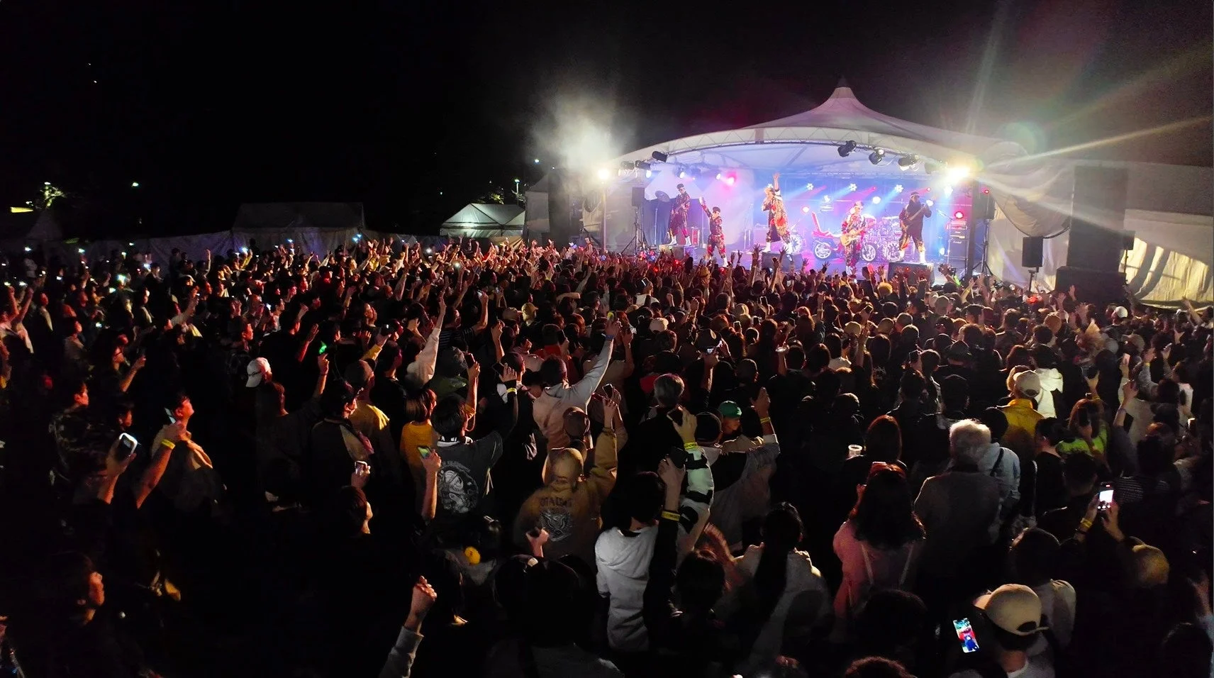 昨年開催時の夜のライブ会場の様子