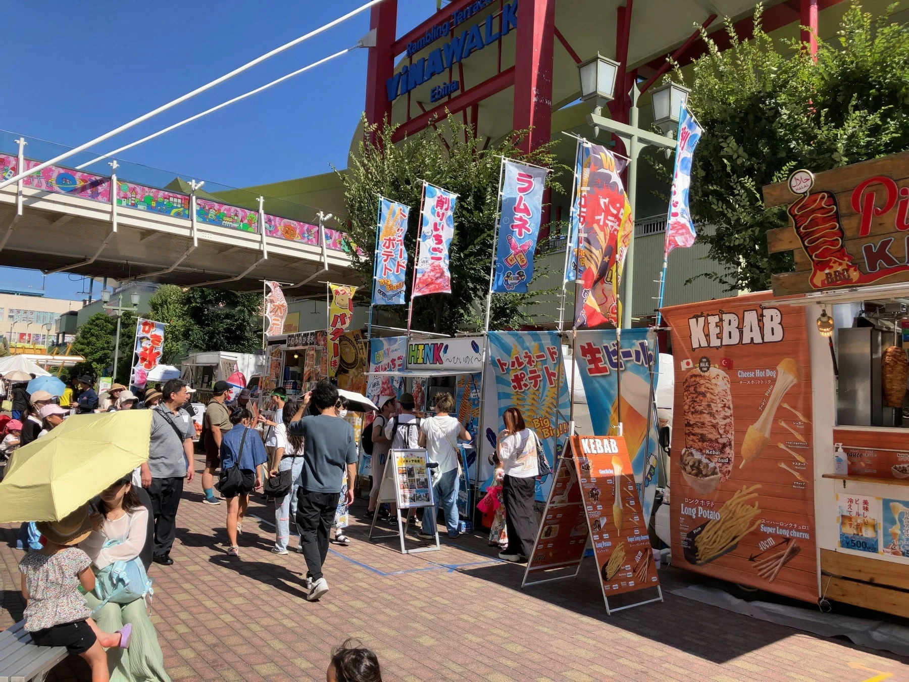 賑やかな屋台の様子