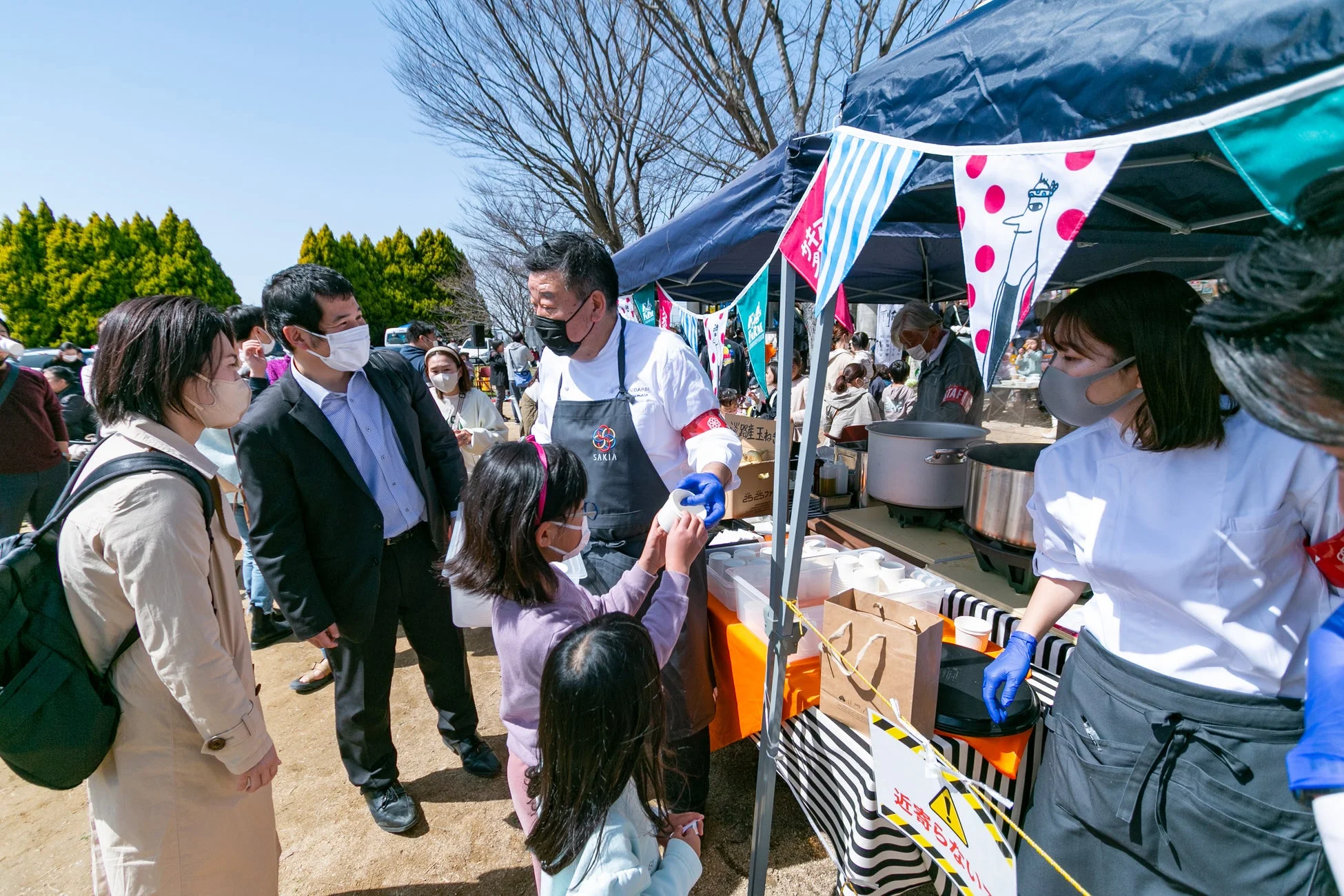 フードブースに集まる人々