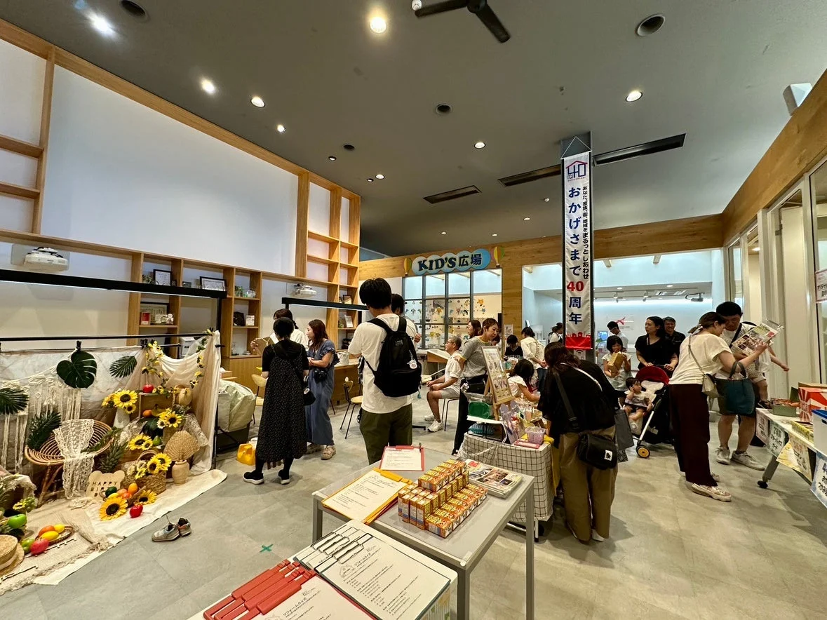 多くの人々が集まる屋内イベントの様子