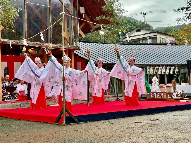 巫女による神楽