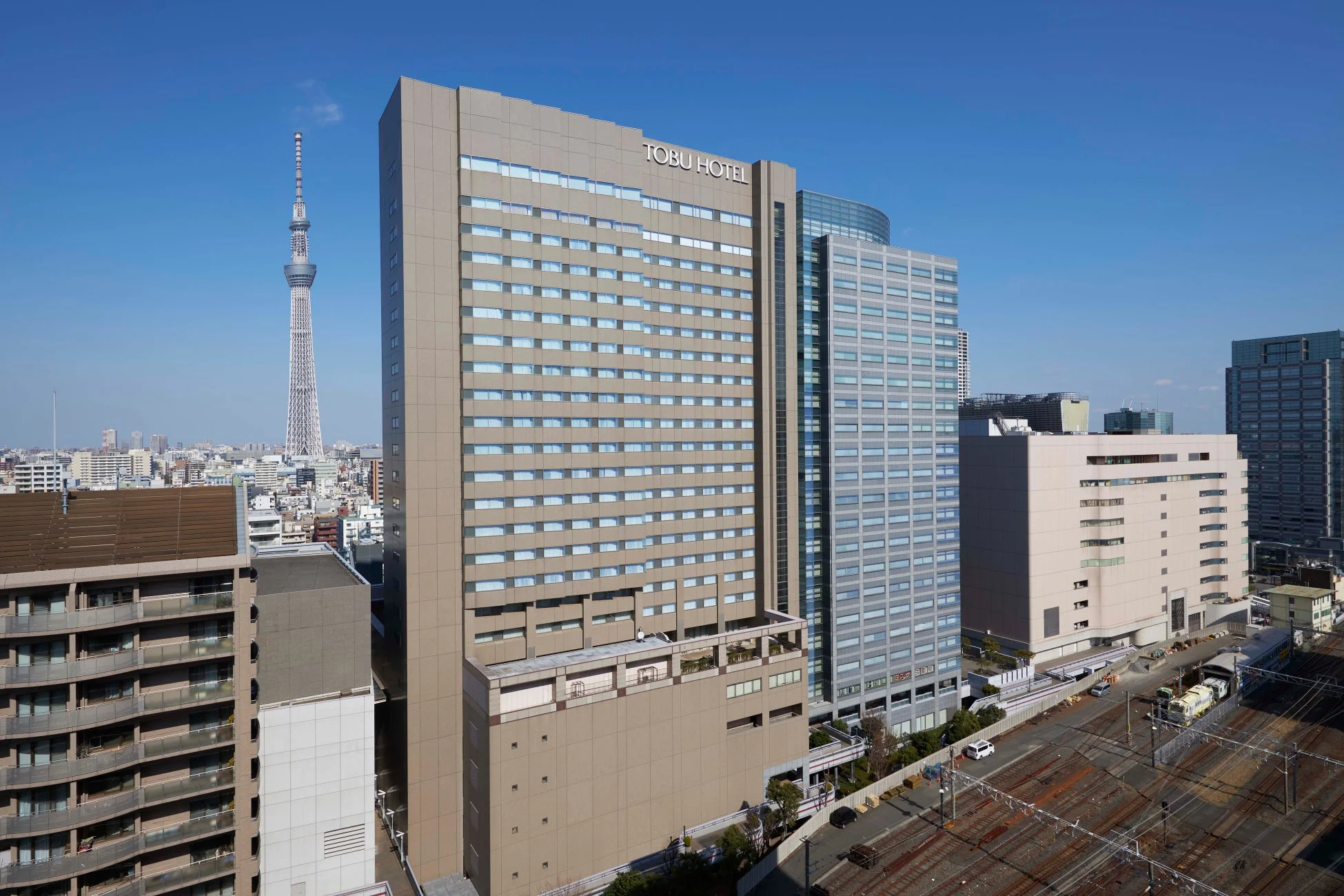 東武ホテルと東京スカイツリーを望む都市の風景です。