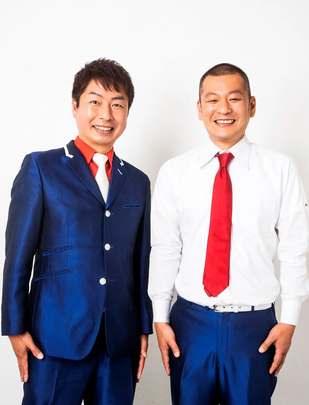 笑顔で立つU字工事の二人