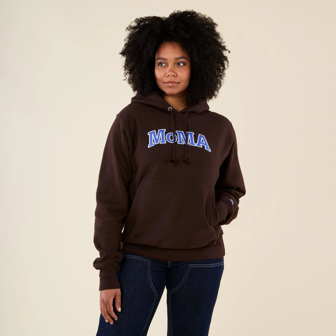 Champion MoMA Edition フーディー着用イメージ
