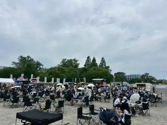 屋外で飲食を楽しむ人々