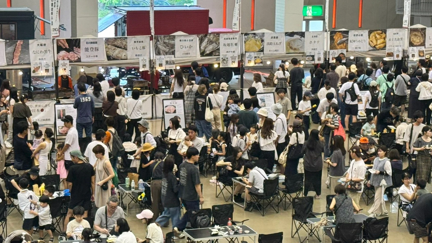 多くの人々で賑わう屋内イベントの様子