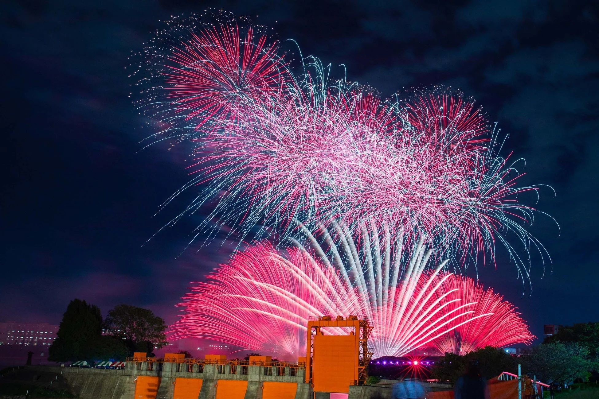 夜空に咲き誇る赤と白の鮮やかな花火