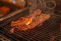 熱い炭火で焼かれる肉