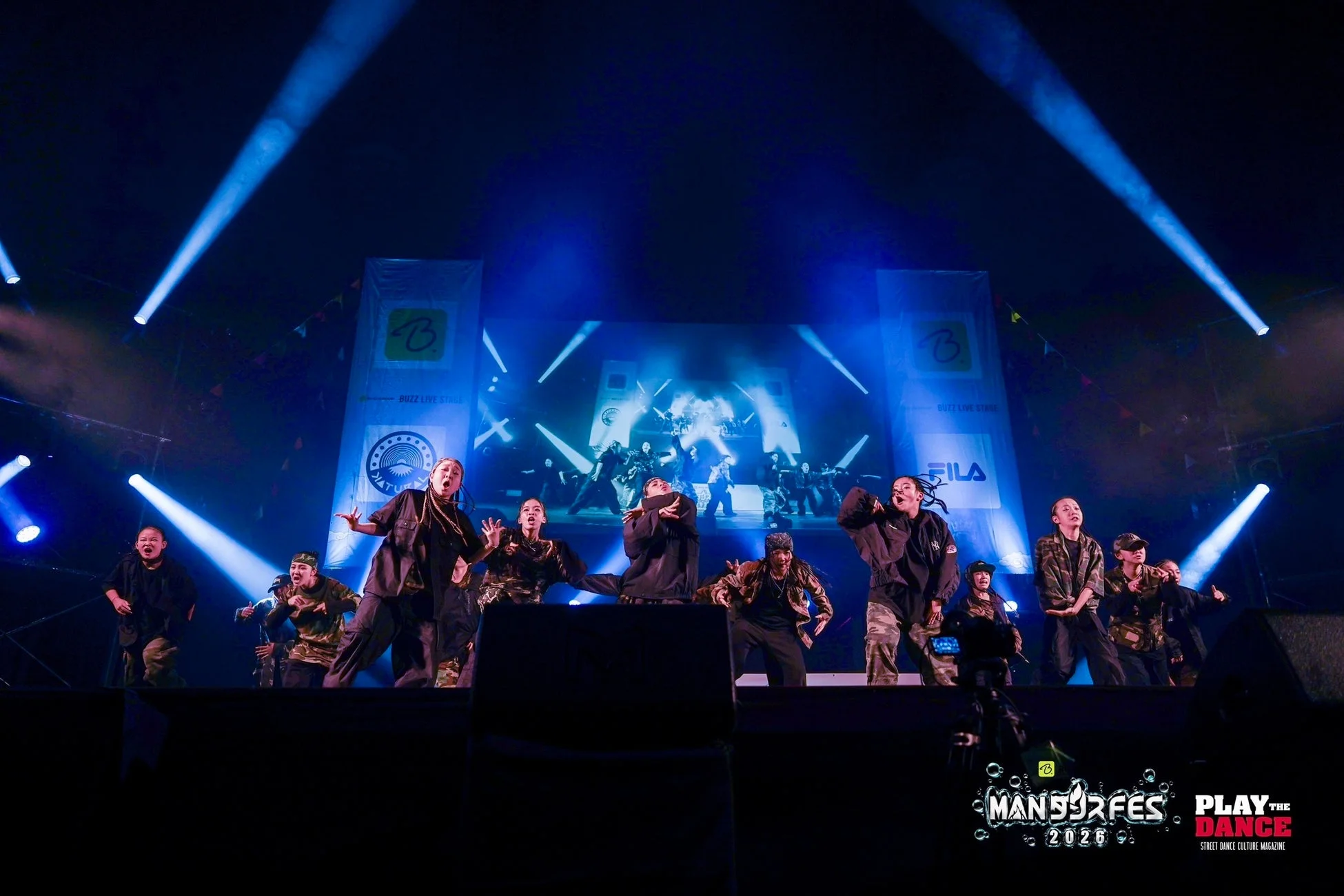 ライトアップされたBUZZ LIVE STAGE