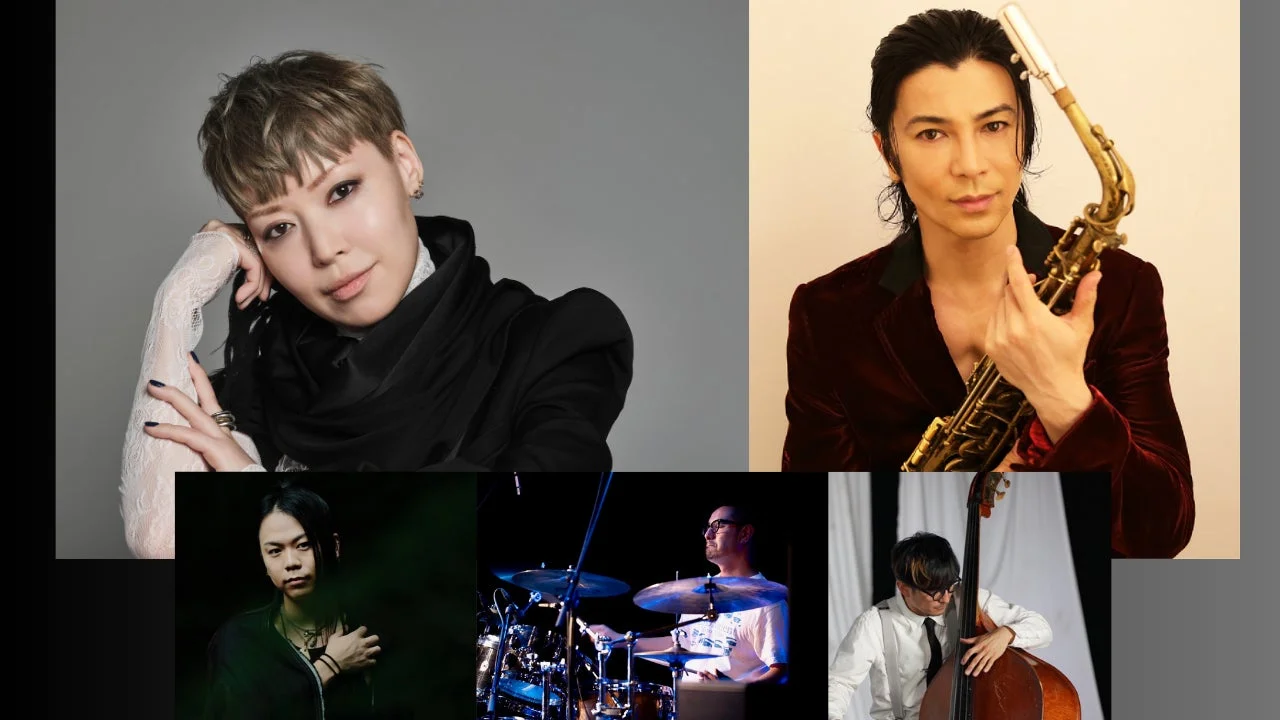 女性ボーカリストとサックス奏者を中心に、ドラマー、ベーシストを含む5人のミュージシャンが写っています。音楽グループのプロモーション写真やコンサート告知などに使われるイメージです。