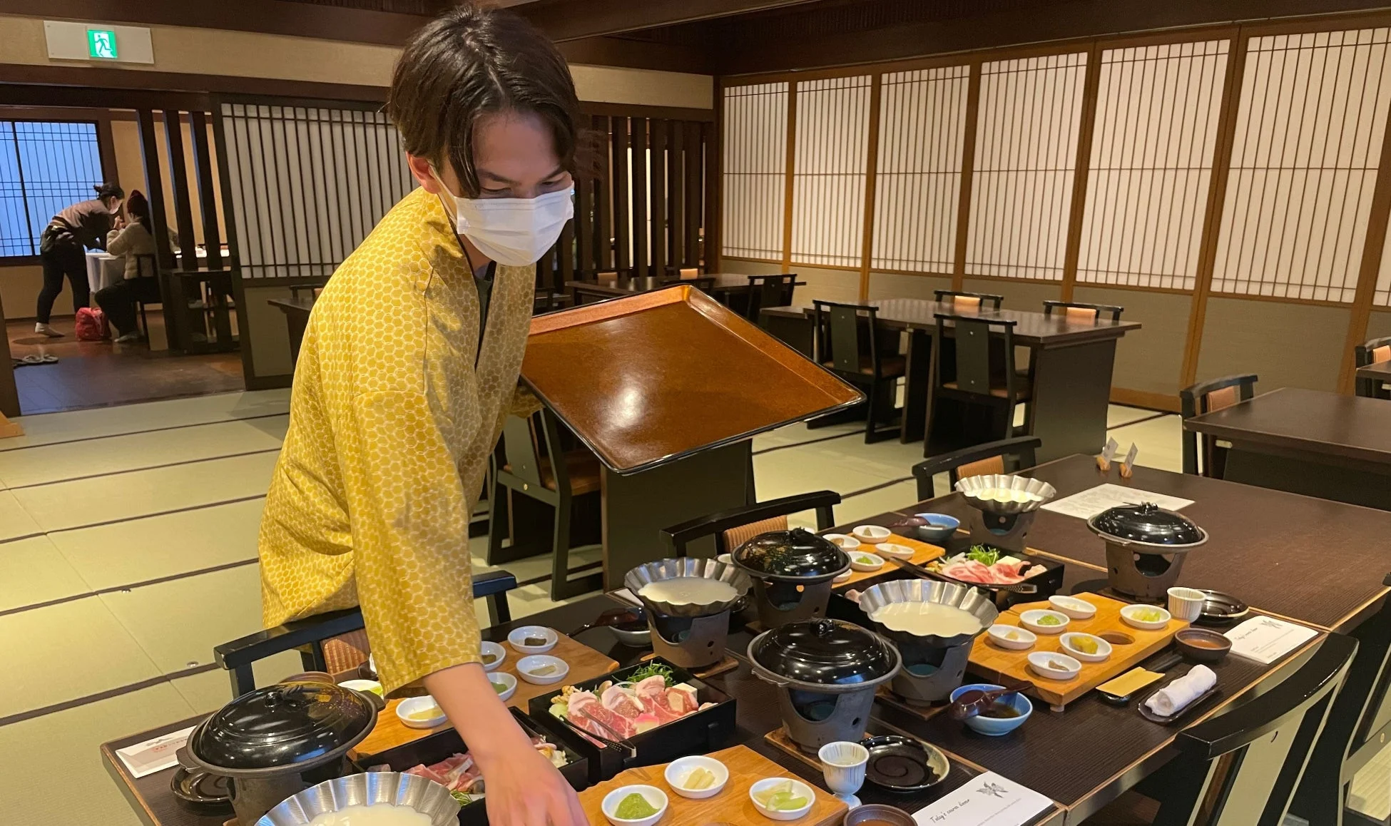 旅館で食事の準備をするスタッフ