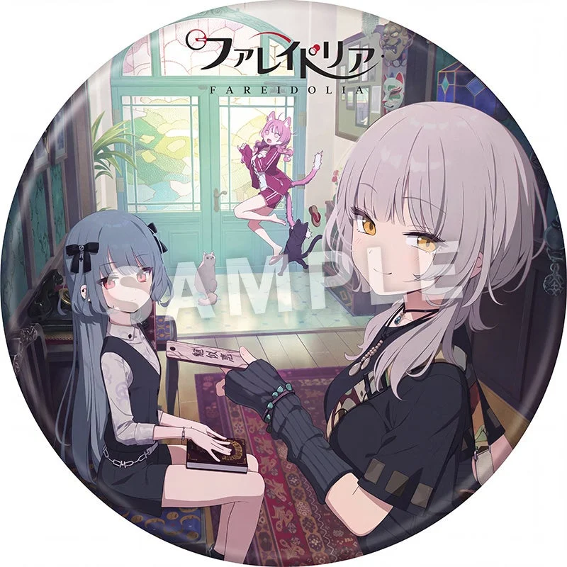 複数の少女と猫が登場するファンタジー風のイラストが描かれた缶バッジ