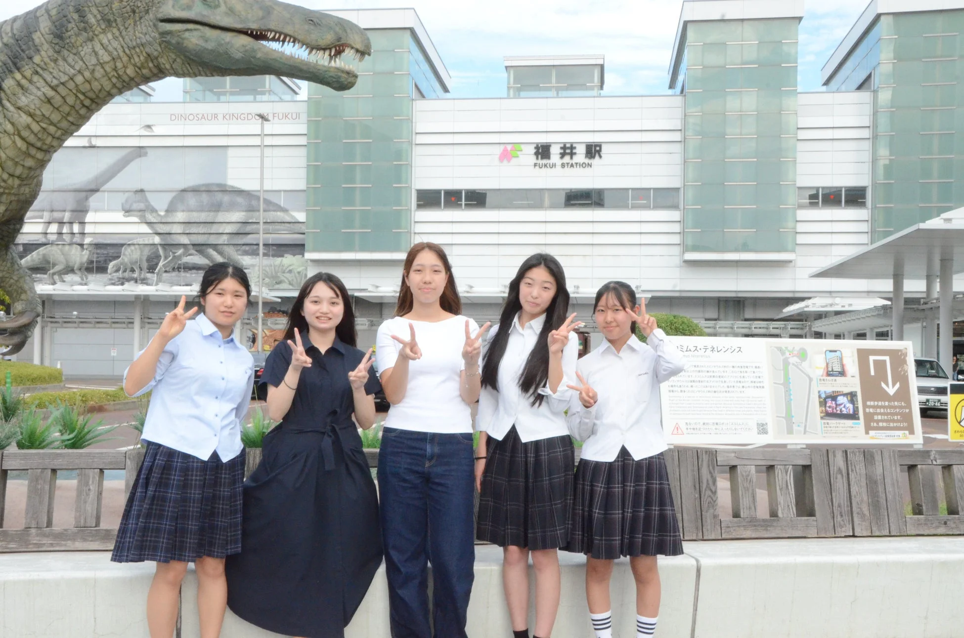 福井駅前で女子学生と恐竜