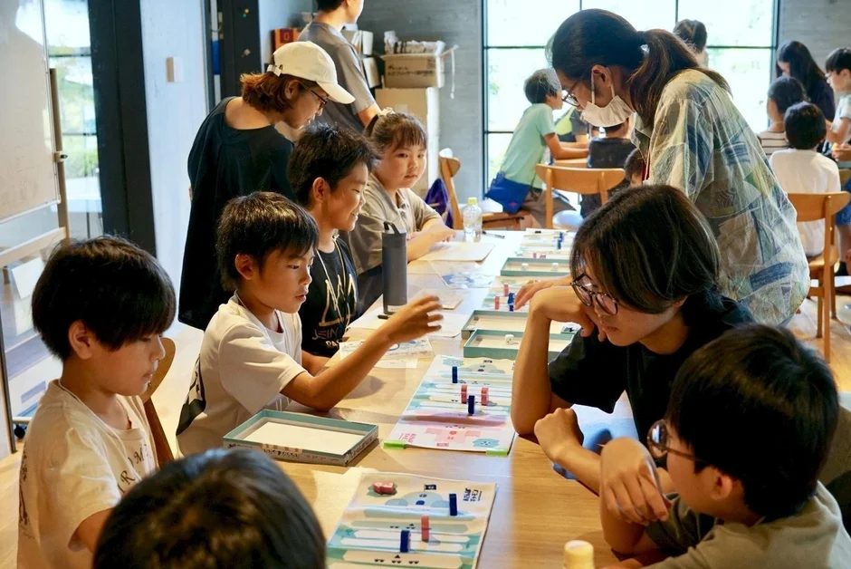 子供たちがボードゲームをする様子