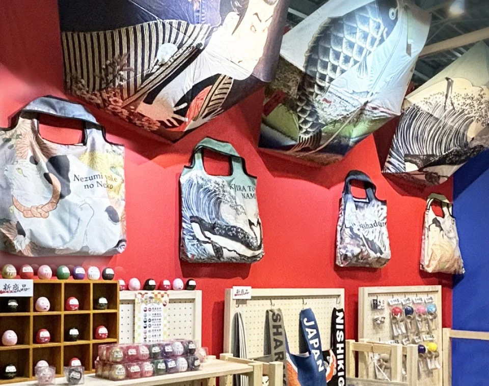 浮世絵風の和柄エコバッグやだるま、けん玉などの日本らしいお土産品