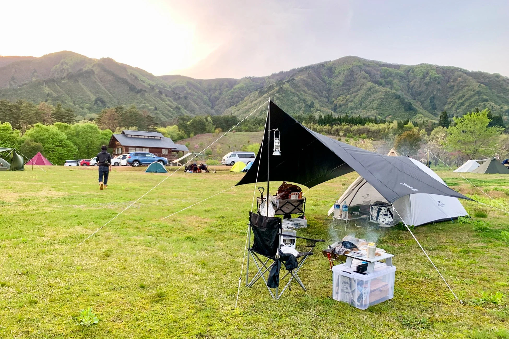 夕暮れのキャンプ場