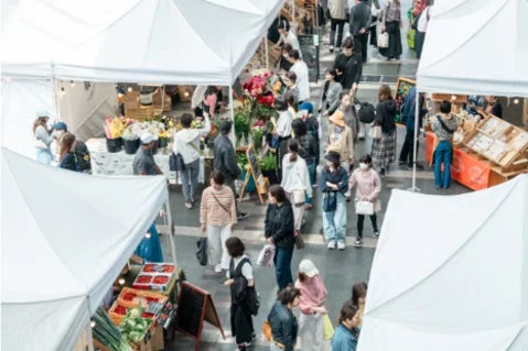 活気ある屋外市場の様子