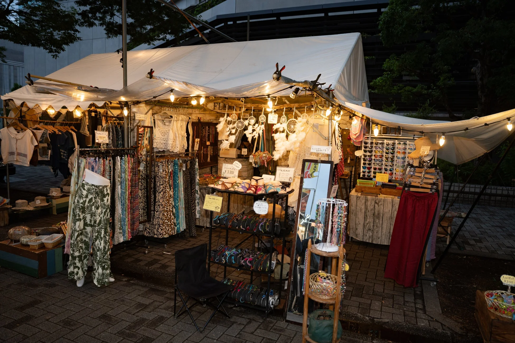 衣料品や雑貨の屋台