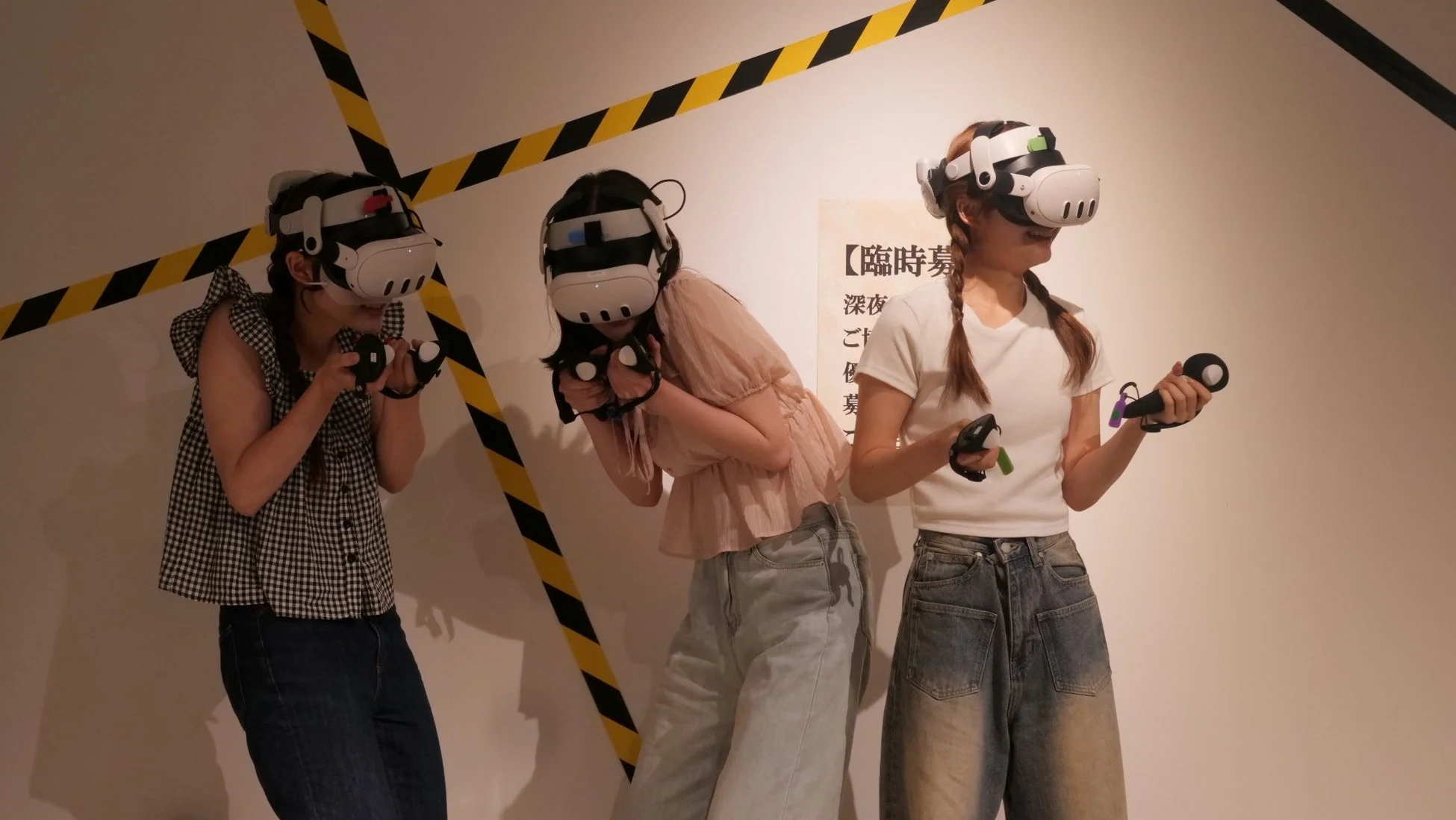 VRヘッドセットを装着して体験を楽しむ人々