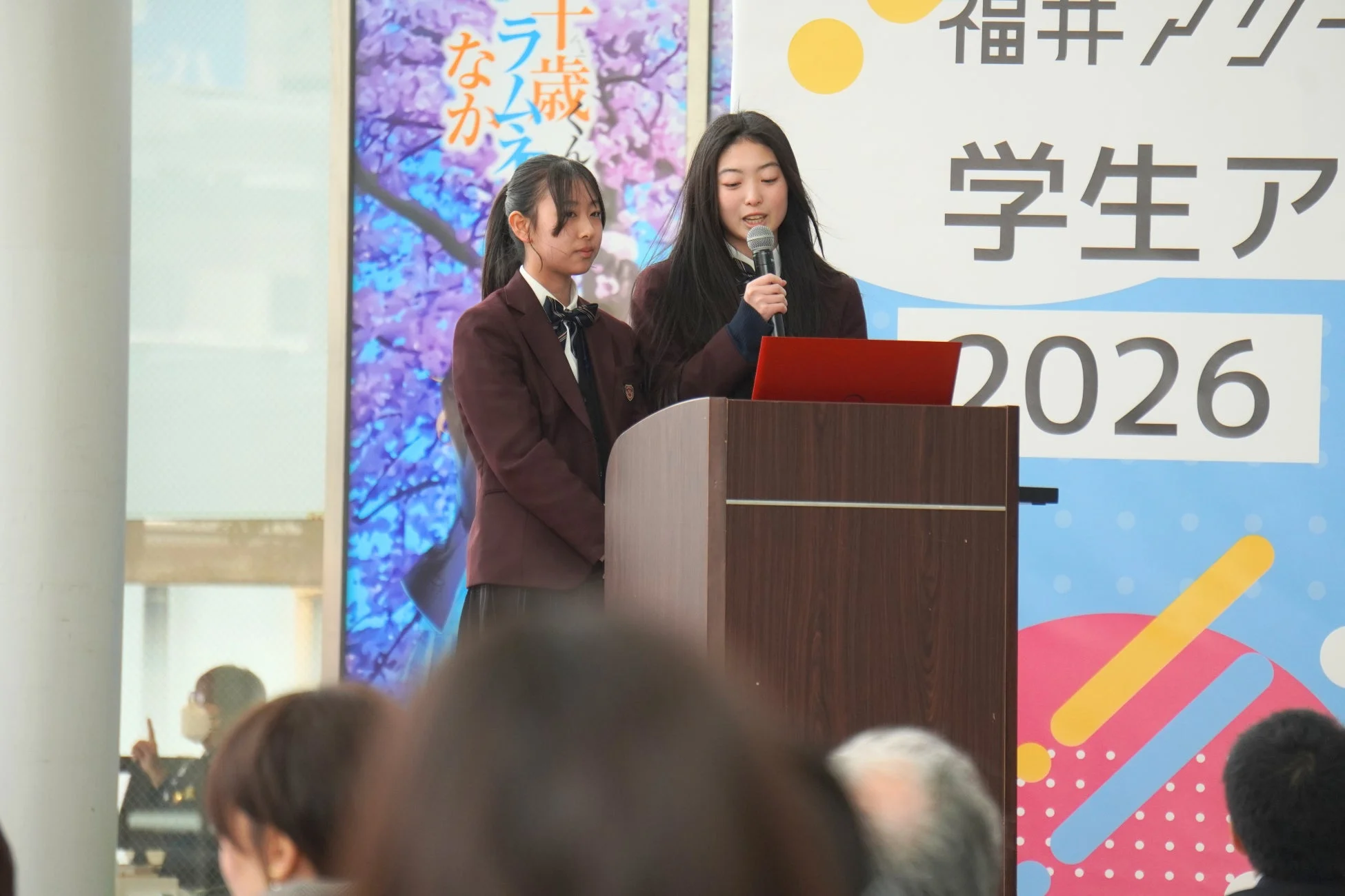 女子学生がプレゼン