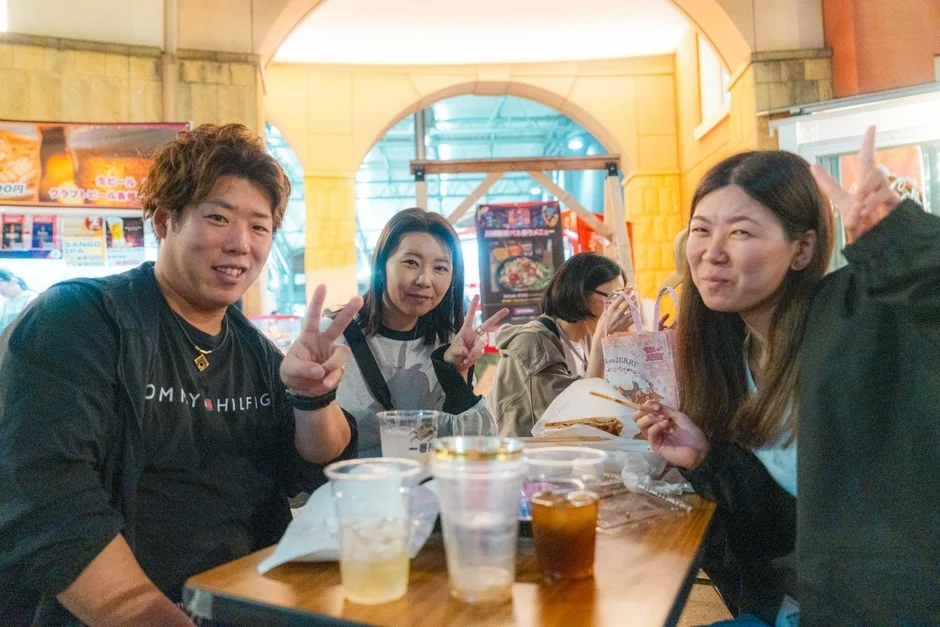 屋台で楽しむ人々