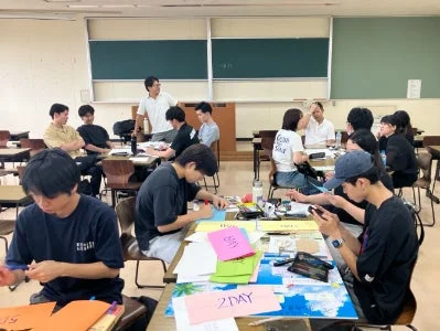 教室でグループワークをする学生たちの様子