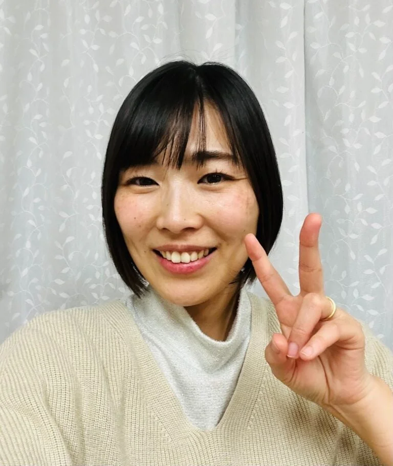 笑顔でピースサインをするさっちー先生