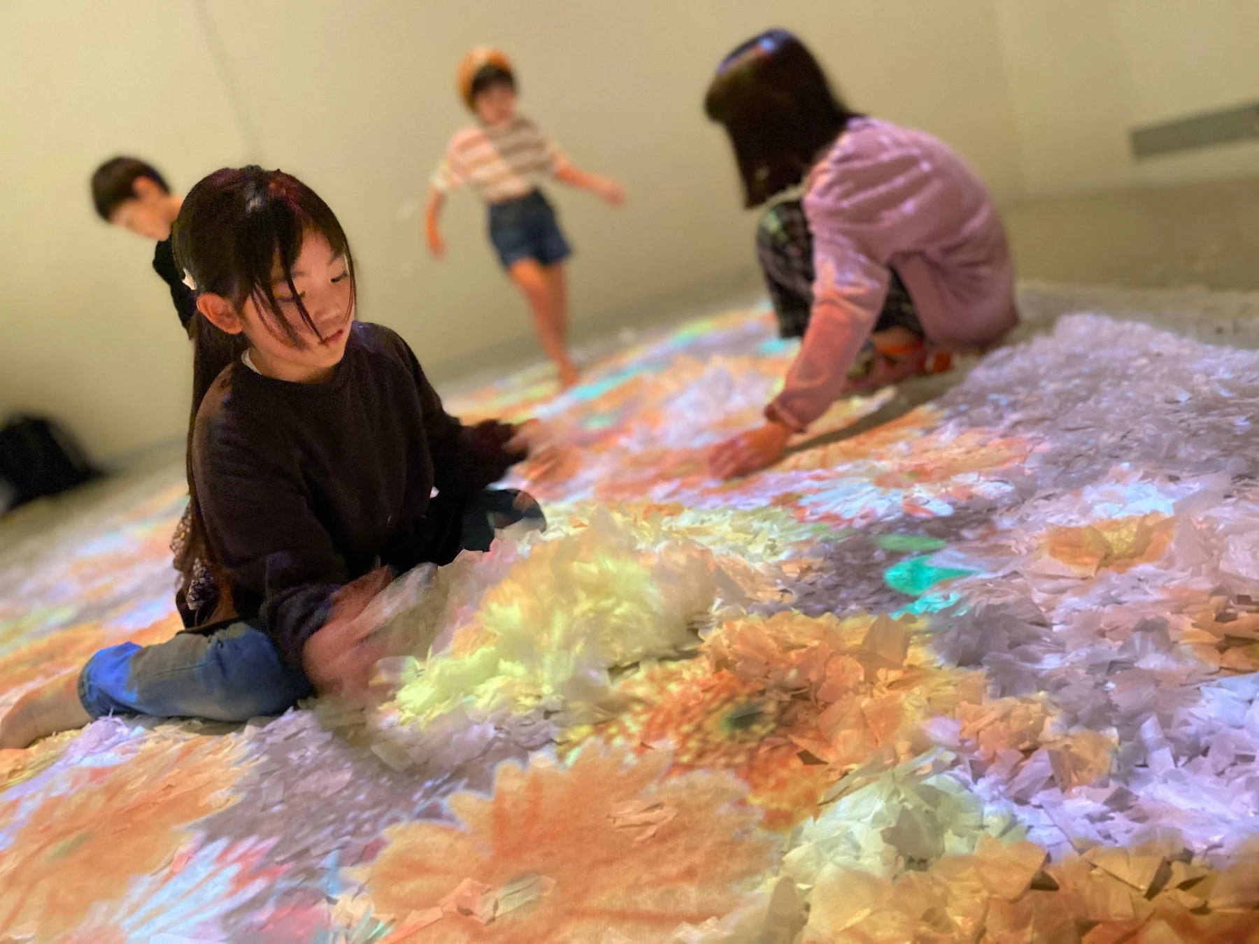 光のプロジェクションで遊ぶこどもたち