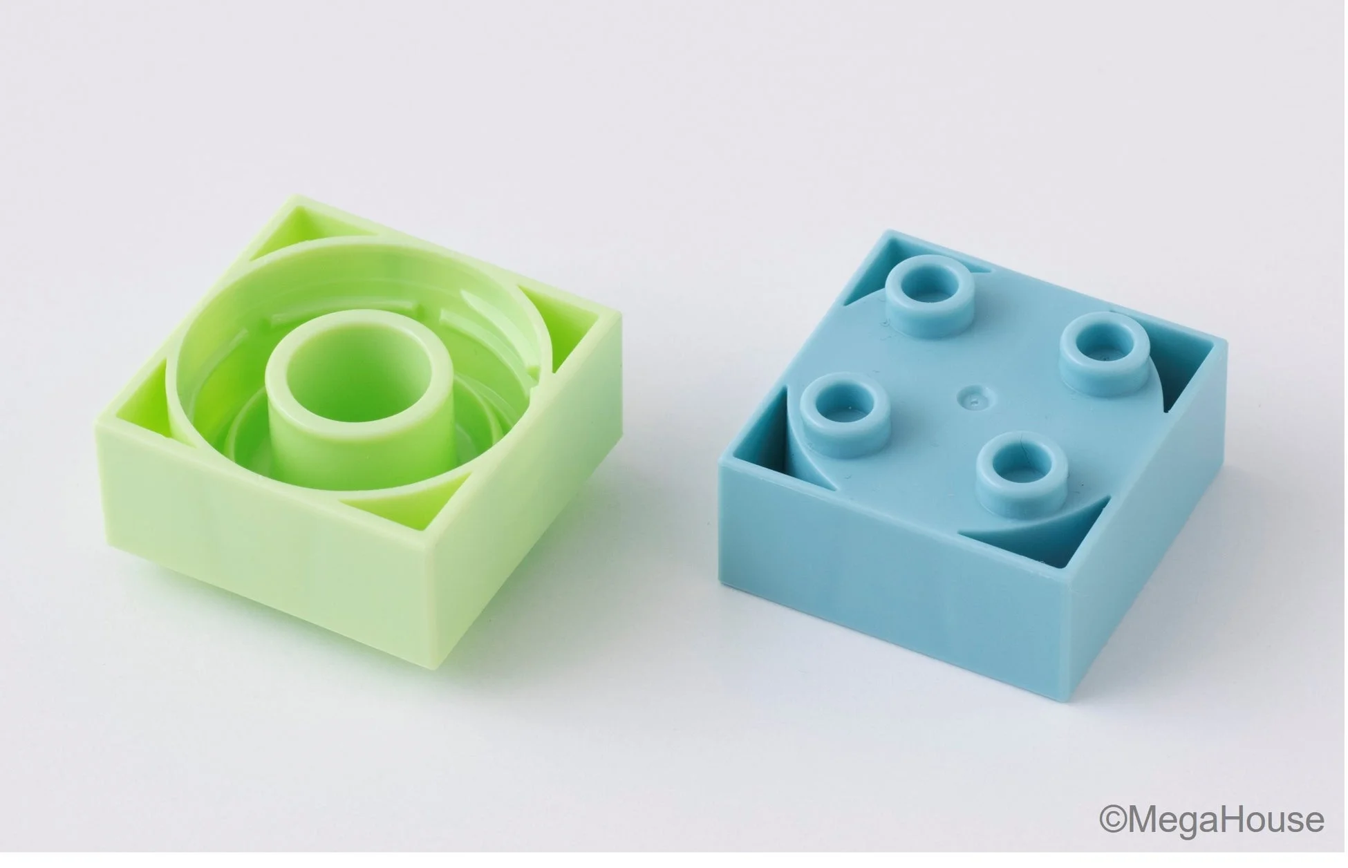緑と水色のプラスチック製ブロック