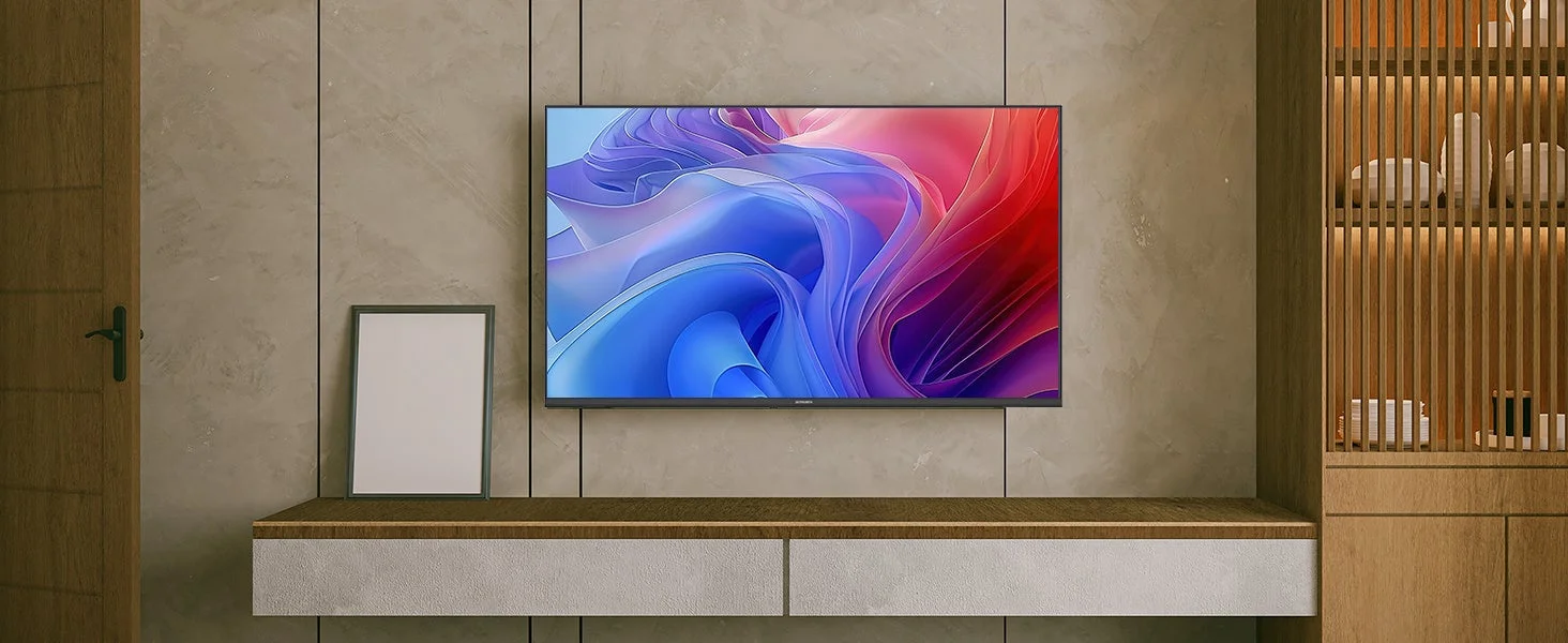 モダンなリビングルームの壁に設置された大型テレビ