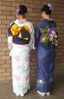 色鮮やかな浴衣を着た女性の後ろ姿