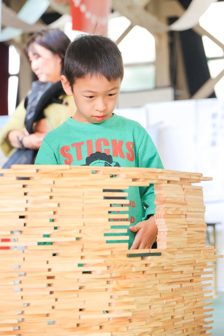 木のおもちゃで遊ぶ子供