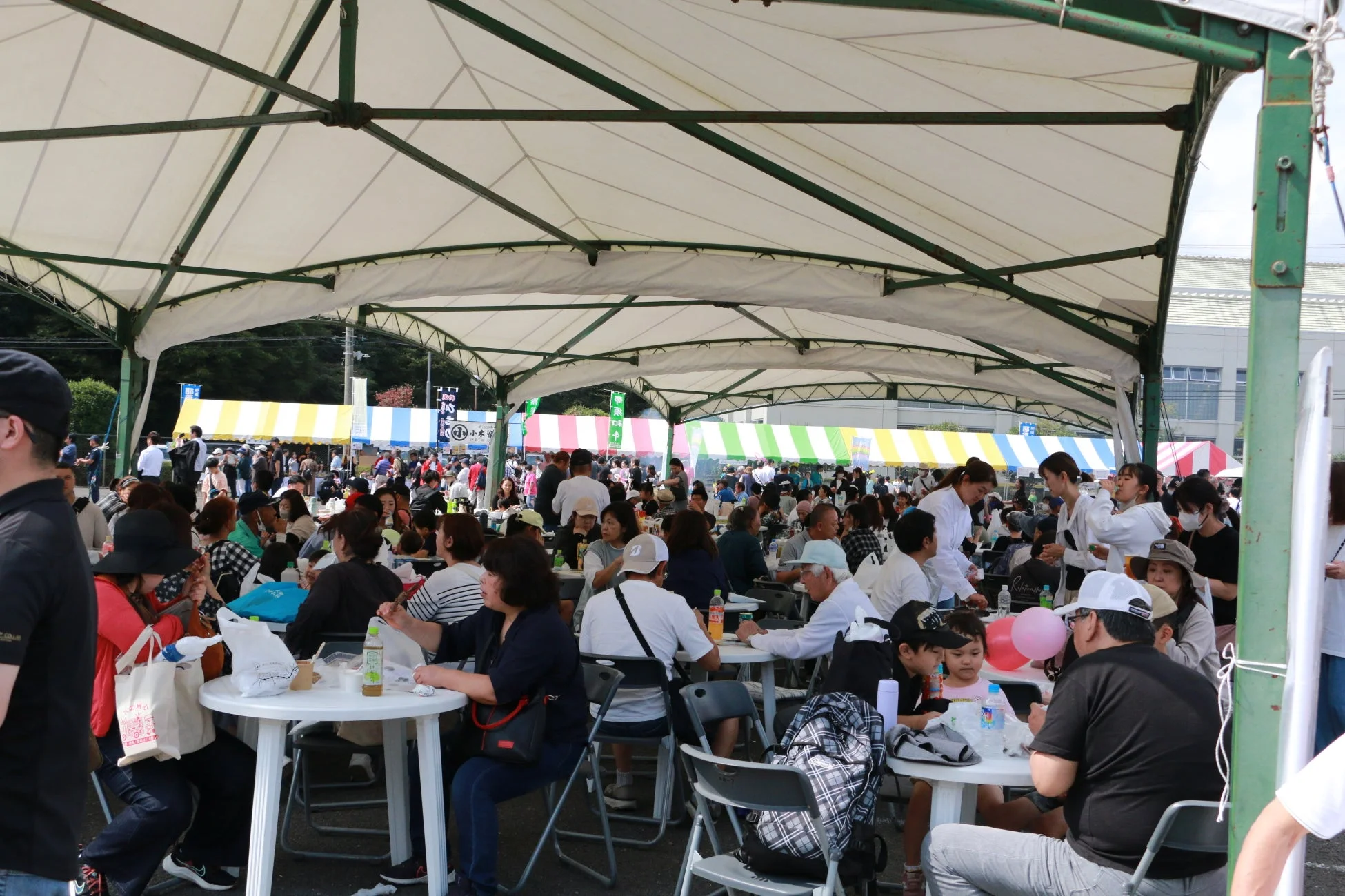 屋外の屋台で食事を楽しむ人々