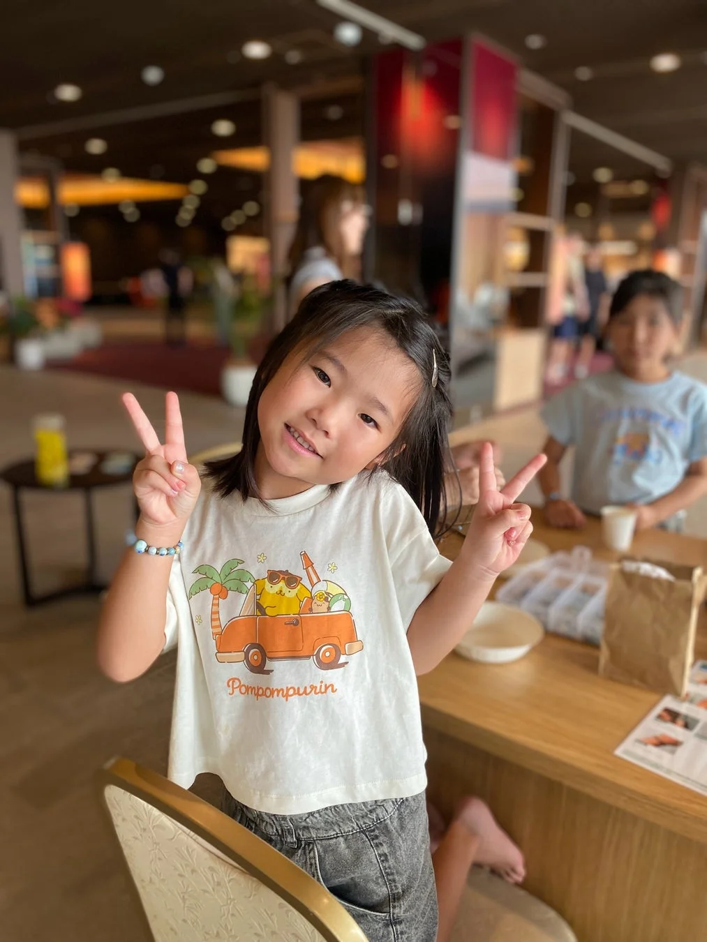 笑顔で作品を見せる子供