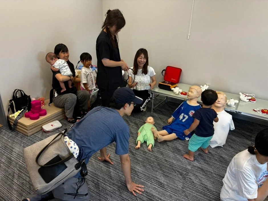 応急処置のトレーニングをする大人と子供