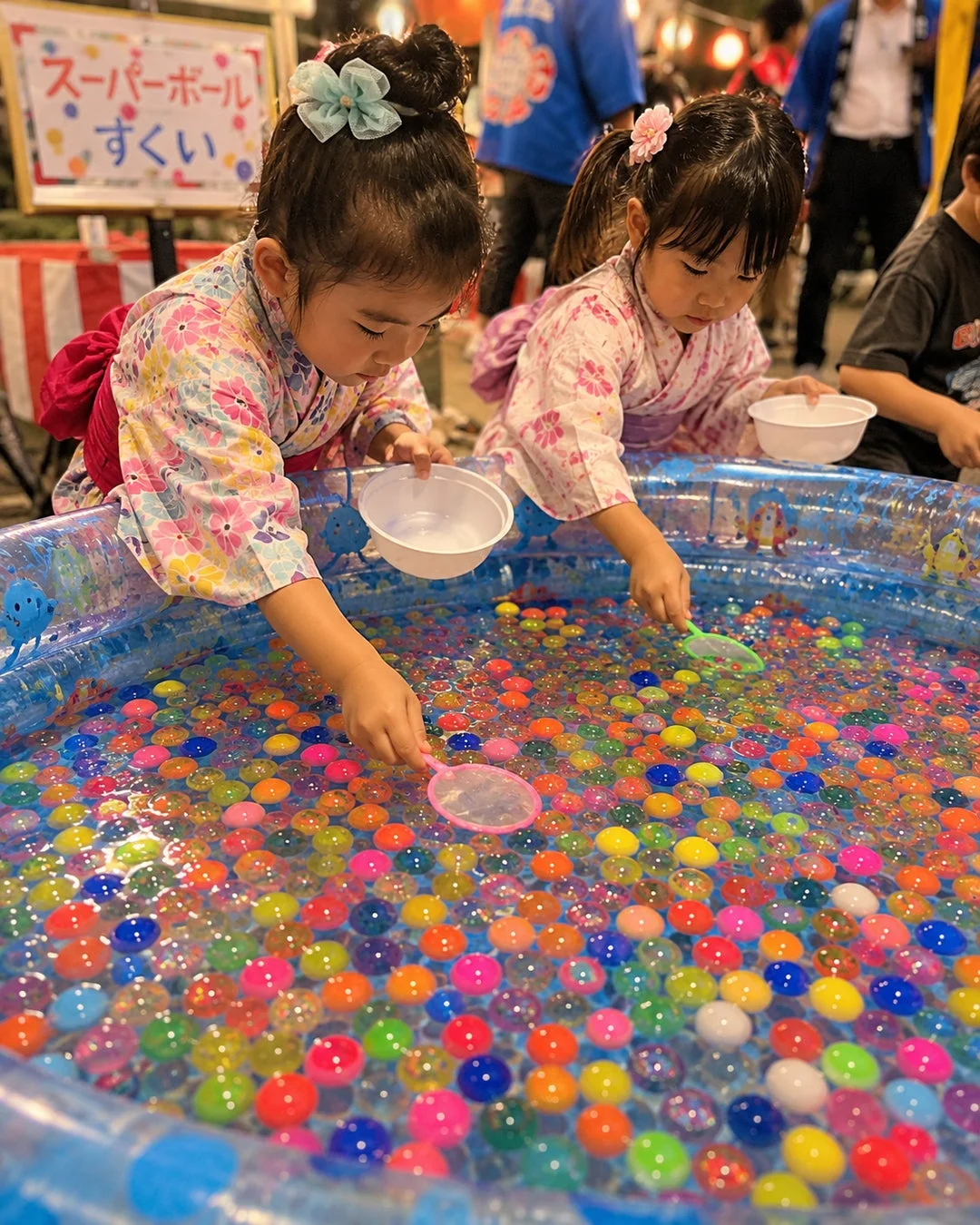 スーパーボールすくいを楽しむ子供たち