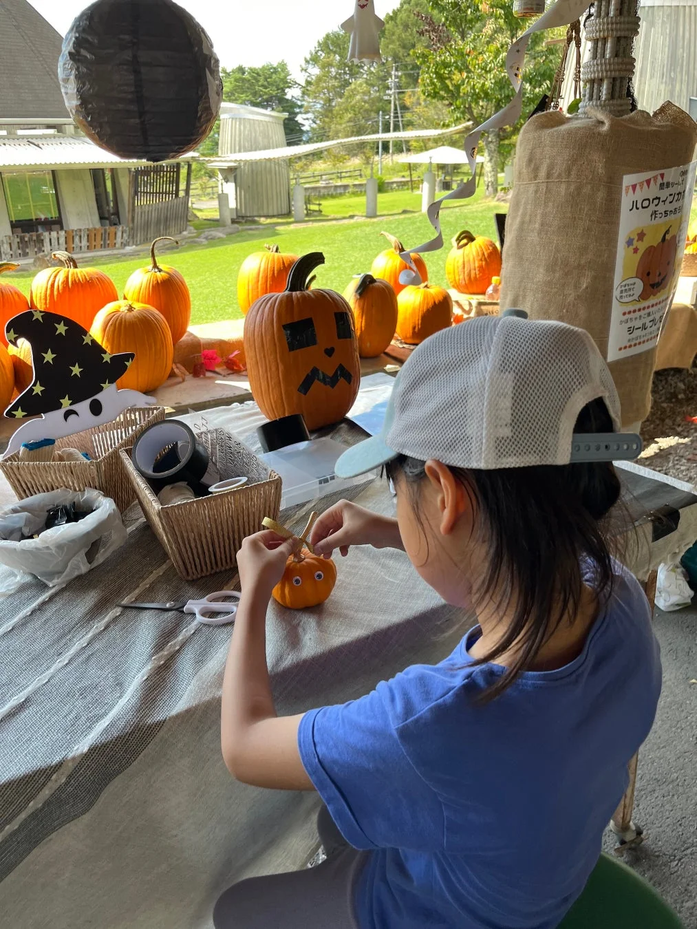 かぼちゃを飾り付ける子ども