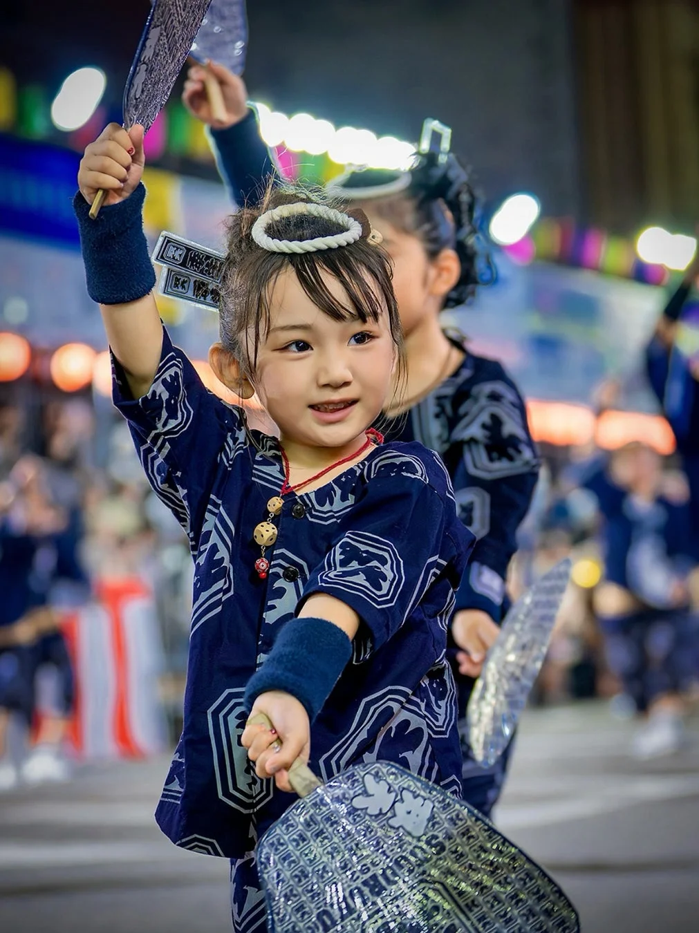 阿波踊りを披露する子ども