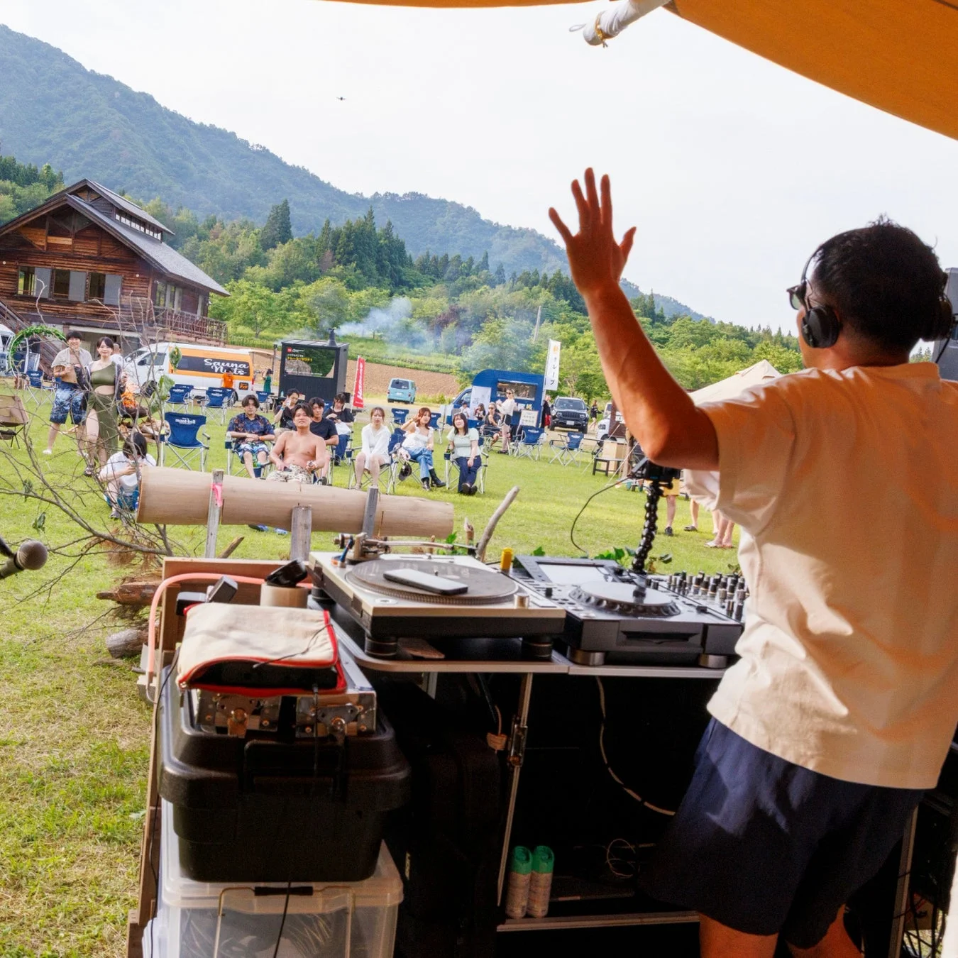 DJがプレイする野外イベントの様子