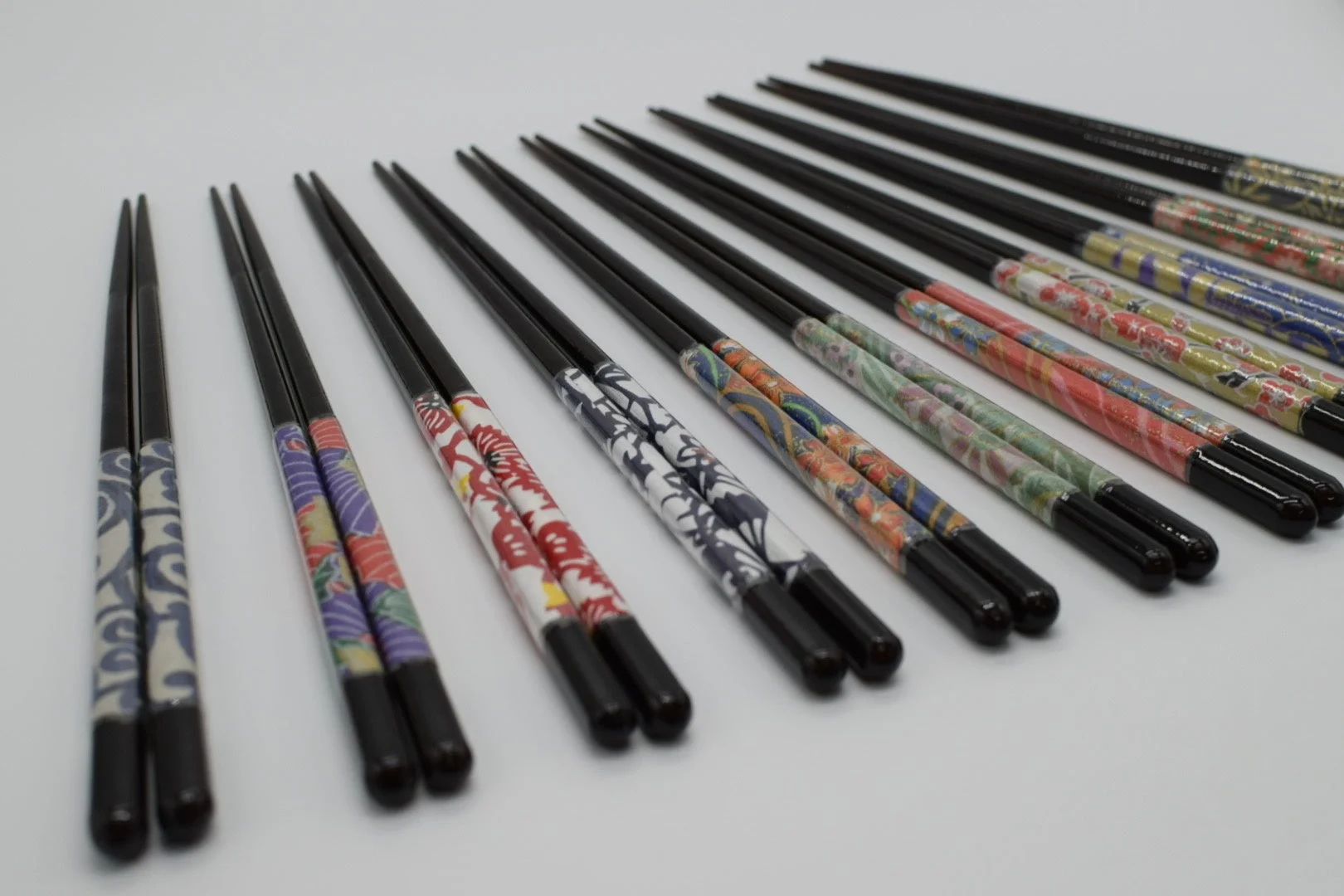 様々なデザインの和風の箸