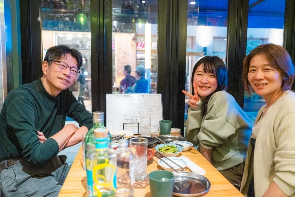 バル祭りで食事を楽しむ人々