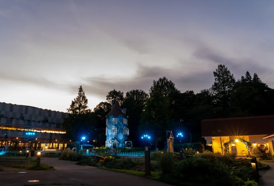 夕暮れ時の公園の夜景
