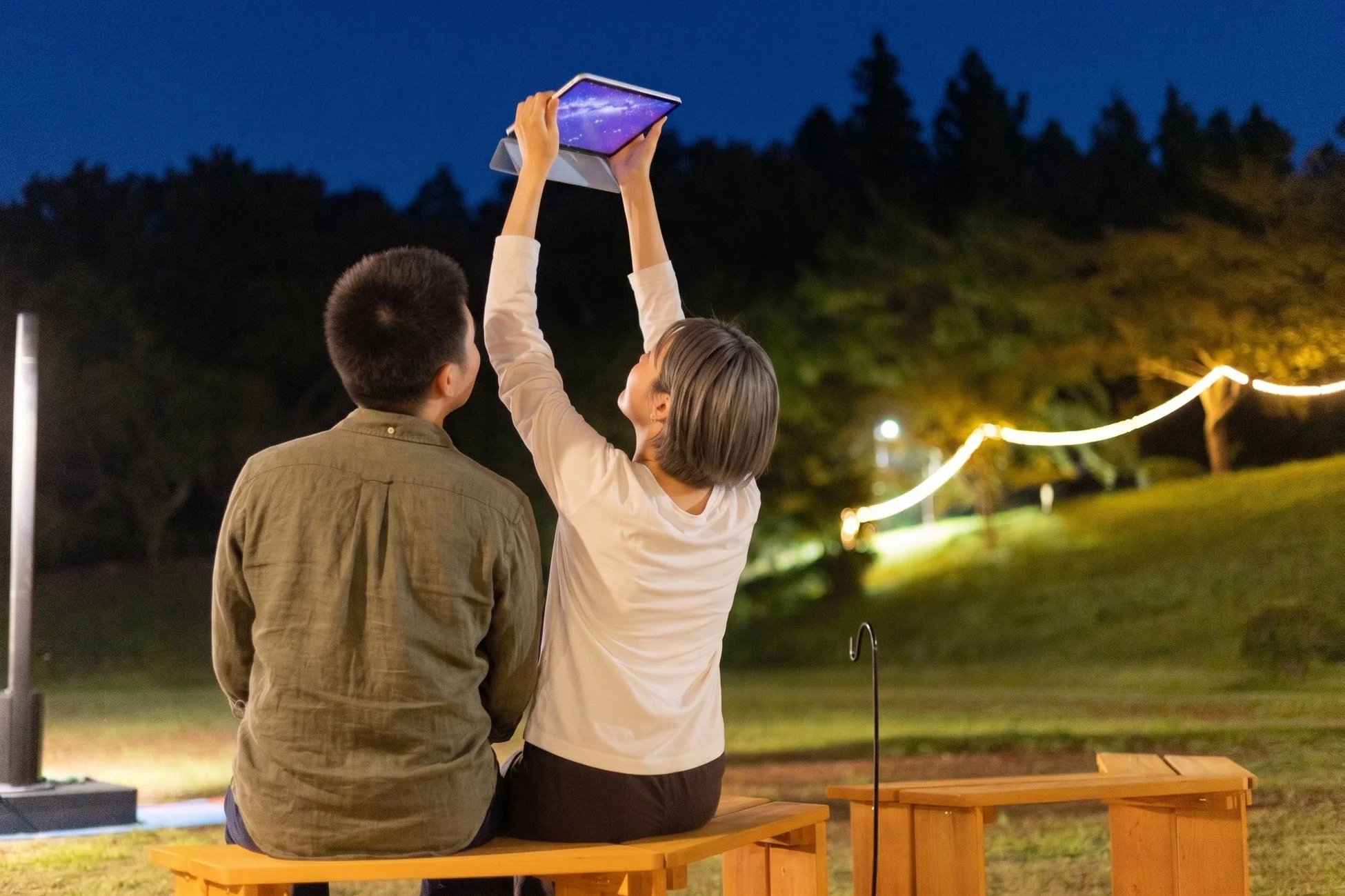 星空を見上げるカップル