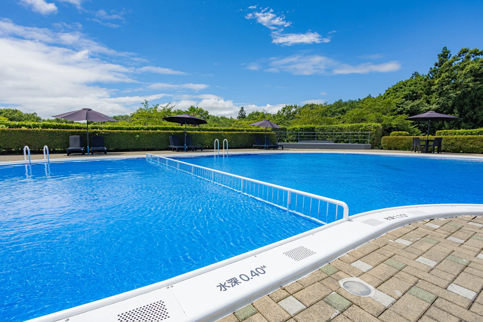 プールと水深表示