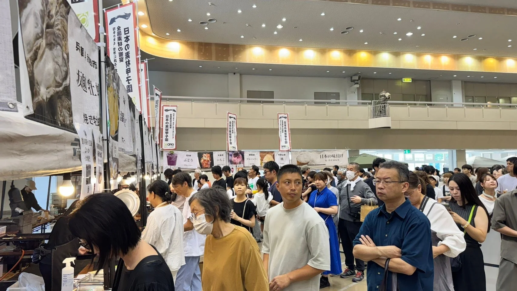 多くの人々で賑わう屋内イベント会場の様子