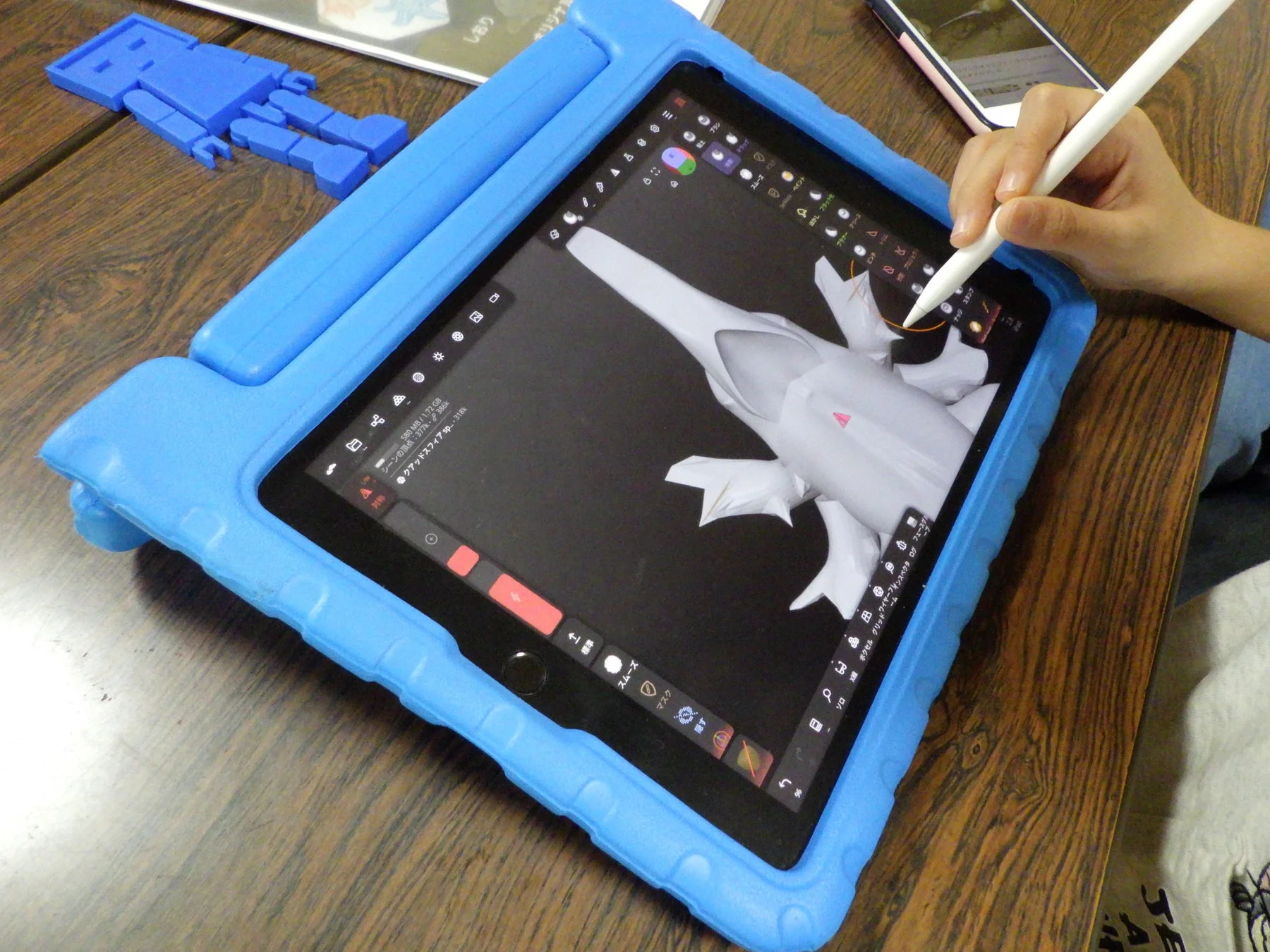 子供がiPadで3Dスカルプトアプリ操作