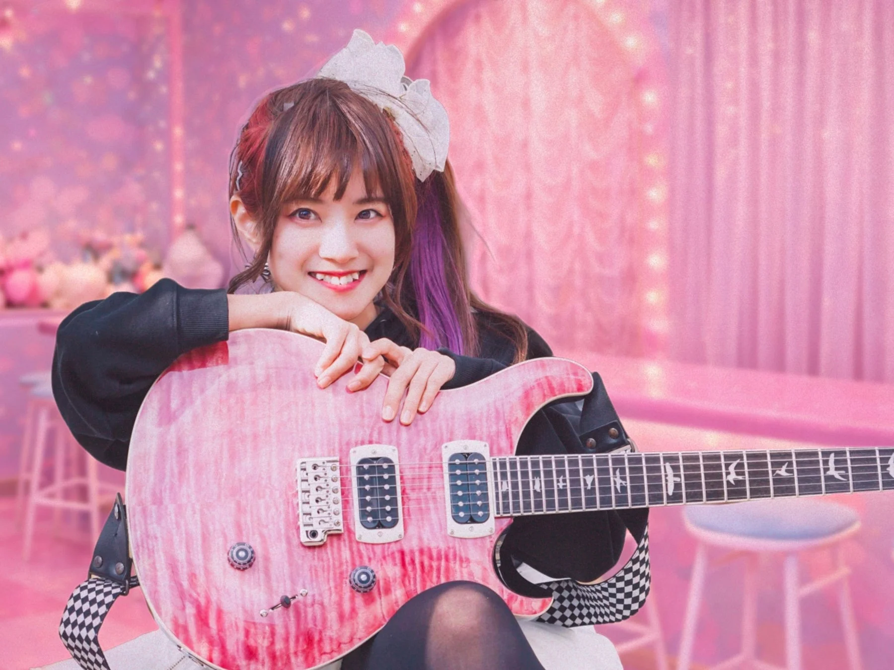 女性ギタリスト