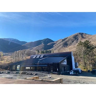 モダンな建物と山