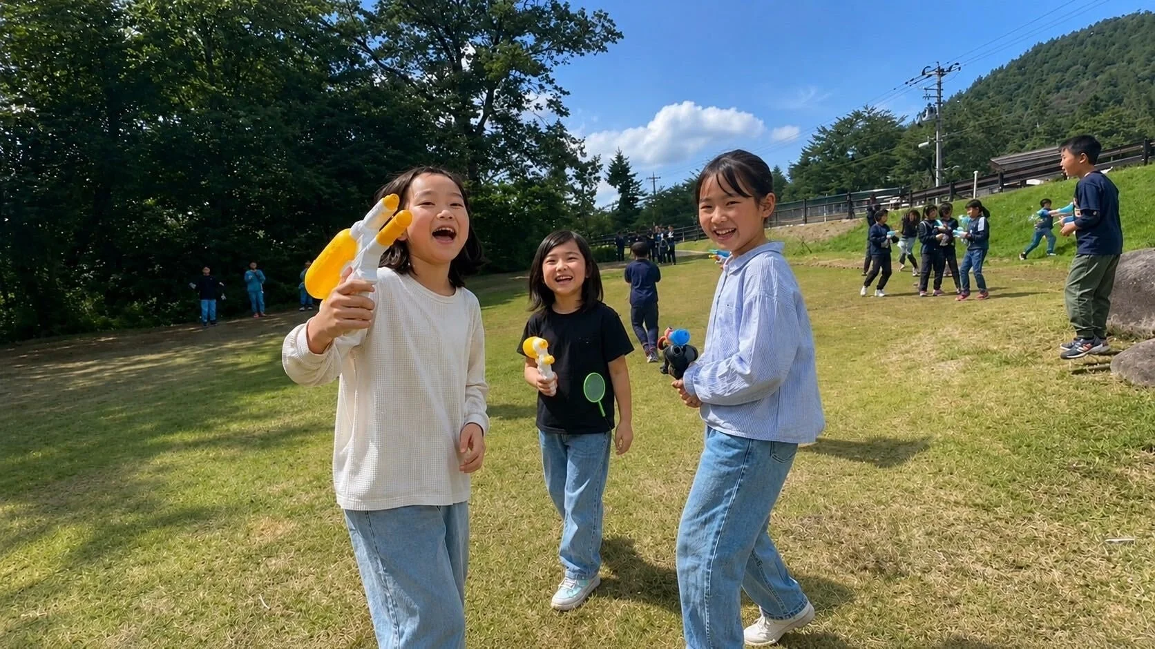 水鉄砲で遊ぶ子供たち